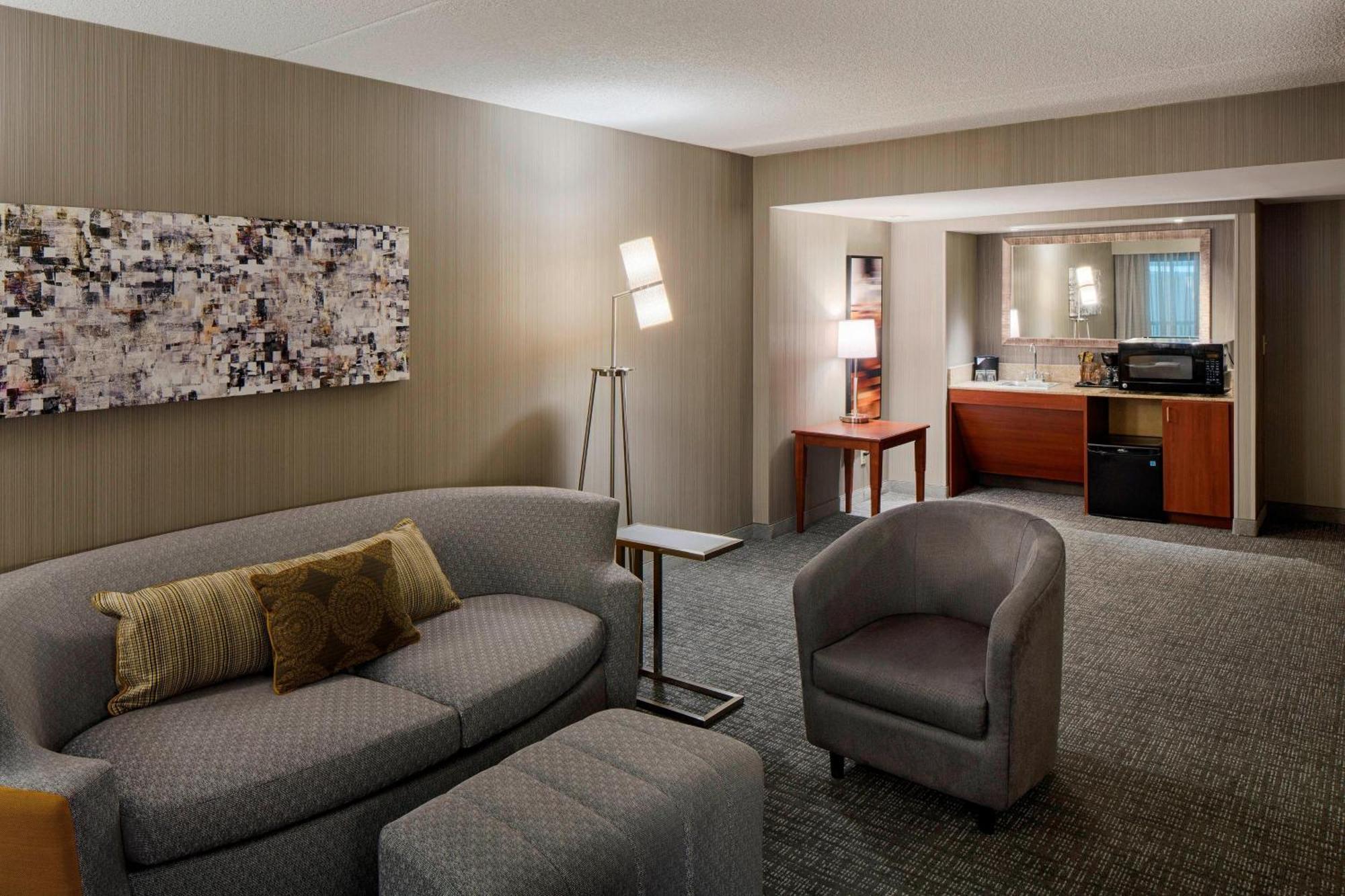 Courtyard By Marriott Columbus West/Hilliard Hotel Exterior photo